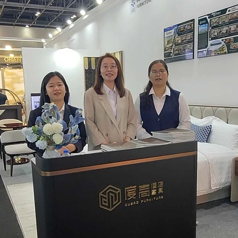 Команда внешней торговли сделала групповое фото во время выставочной поездки в Дубай.