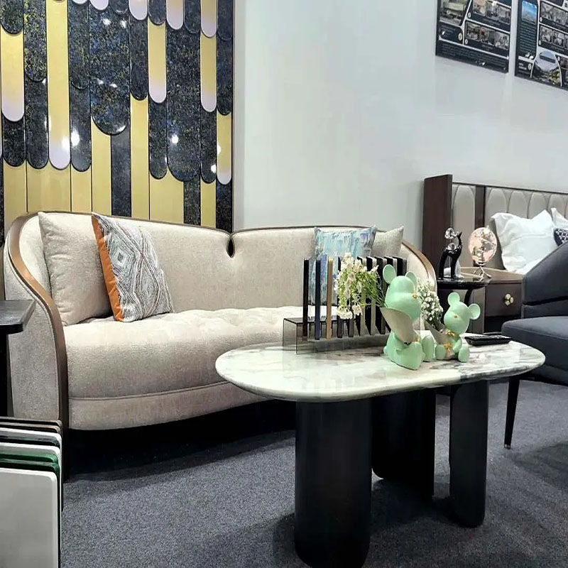 Зона мебели в гостиной на мебели H & P Hotel Murniture на выставке в Дубае.